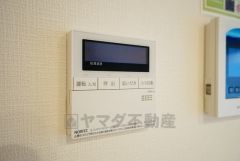キッチン横からお湯張り、追い炊き、足し湯がボタン一つで楽々操作できる給湯機リモコンです。忙しい夕飯準備の時間帯に重宝しますね。