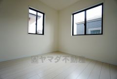 同仕様写真。2面採光を確保した明るい室内は、風通しも良く、大変居心地の良い空間となっております。日当たりがよく、子供部屋としての利用もおすすめ。