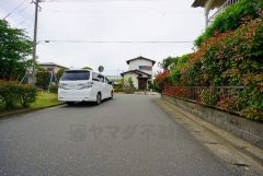 現地（2025年5月15日）撮影。住人以外の車の進入も少なく、小さなお子様を持つご家庭にも安心です。