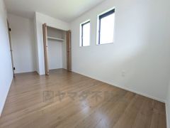 暖かい日差しが差し込む洋室。たっぷり収納できるクローゼット付きでお部屋の中をすっきりと快適に保てます。