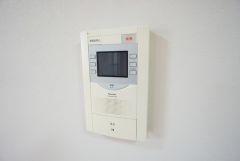 オートロックとモニター付きインターホン装備で女性やお子様も安心。充実のセキュリティで暮らしをサポートします。