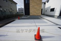 駐車スペースはゆとりある2台分を確保。マイカー用に、お客さま用に、余裕を持ってご利用いただけます。