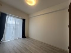 主寝室としてお使いいただけそうなこちらのお部屋は、日当たりが良く、爽やかな風を感じて起きる朝は、快適生活の始まりに。