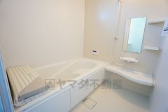 同仕様写真。1日の疲れを癒すくつろぎのバスルーム。足を伸ばしてもゆったりと入れるサイズです。お子様と一緒にお風呂に入っても狭くないですね^^