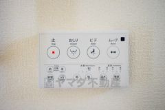 温水、暖房、ウォシュレット付の高機能トイレです。