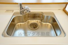 広々とした凸型シンクに洗剤ポケットを標準装備。大きなお鍋など洗いやすいです。