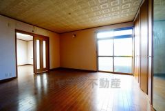 住む人のこだわりを活かす洋室。日当たりがよく、寝室としての利用もおすすめ。広めのクローゼットには荷物をすっきり片付けられ、ゆとりのある暮らしが出来ます＾＾