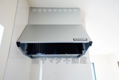 お手入れが簡単なスリム型レンジフードです。調理により発生する油煙や臭いを吸い込み、屋外へ排気してくれます。