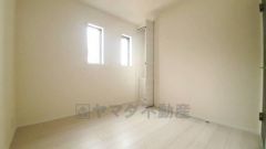 木目調のシンプルデザインで落ち着きと安らぎの空間に仕上げています。各部屋に収納が完備されているので、お荷物が増えても安心の設計です。