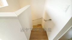 手摺付き階段部分です。勾配も緩やかに設計されており、安全性も重視。