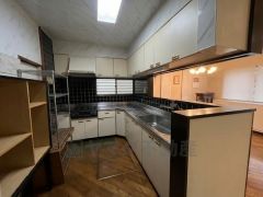 対面式カウンターキッチンからはお子様の様子が見守れます。ダイニングへの配膳や調理の時便利なカウンター付き。