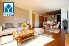 家具はイメージです。リビングは広々とした設計で、家族が集い、寛ぐ暮らしの空間を演出しています。思い思いの時間を過ごしたり、家族みんなで食事をしたり、素敵な団らんの場になりますね。