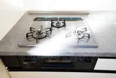 複数の調理を一度に行うことができる3口コンロ。効率よくお料理が出来ます。毎日のお料理も楽しくなりますね＾＾