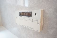 湯量・湯温の設定、そして保温までワンタッチのフルオートバス。便利な追い炊き機能付きです。