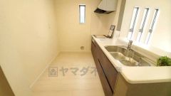 リビングにいるお子様を見守りながらお料理ができる対面キッチン。カウンタートップの汚れもサッと拭き取ることができ、お掃除ラクラク＾＾