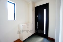 同仕様写真。たっぷり収納できるシューズボックスです。家族全員の靴がきれいに整頓できます。棚の上にお花や写真を飾っても良いですね。