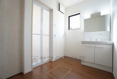 同仕様写真。三面鏡つき洗面台。収納も一体型になっているので、ドライヤーやヘアアイロンの置き場に困りません。