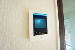 防犯性、セキュリティ対策に安心できるテレビモニター付きインターフォンです。セールスマン対策にもなり安心できます。