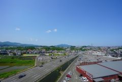 マンションの前には高い建物が無いので、開放感もありますよ＾＾見晴らし良好です＾＾