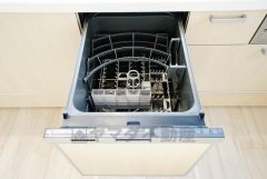 食事の後の手間を解消する食器洗い乾燥機付。冬場の洗い物で手荒れの悩みもなくなります。