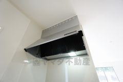調理により発生する油煙や臭いを吸い込み、屋外へ排気してくれます。