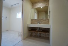 同仕様写真。三面鏡つき洗面台。鏡裏にたっぷりとした収納スペースがあります。鏡を閉めてしまえば小物は見えないため、スッキリとした印象の洗面台にできます。