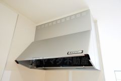 お手入れが簡単なスリム型レンジフードです。調理により発生する油煙や臭いを吸い込み、屋外へ排気してくれます。