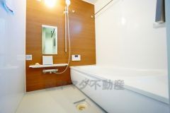 1日の疲れを癒すくつろぎのバスルーム。足を伸ばしてもゆったりと入れるサイズです。お子様と一緒にお風呂に入っても狭くないですね^^