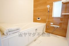 1日の疲れを癒すくつろぎのバスルーム。足を伸ばしてもゆったりと入れるサイズです。お子様と一緒にお風呂に入っても狭くないですね^^