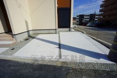 駐車スペースはゆとりある2台分を確保。マイカー用に、お客さま用に、余裕を持ってご利用いただけます。