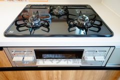 複数の調理を一度に行うことができる3口コンロ。効率よくお料理が出来ます。毎日のお料理も楽しくなりますね＾＾