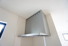 お手入れが簡単なスリム型レンジフードです。調理により発生する油煙や臭いを吸い込み、屋外へ排気してくれます。