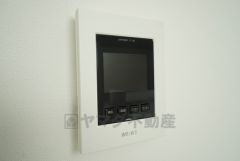 防犯性、セキュリティ対策に安心できるテレビモニター付きインターフォンです。セールスマン対策にもなり安心できます。