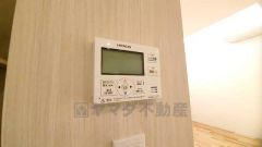 キッチン横からお湯張り、追い炊き、足し湯がボタン一つで楽々操作できる給湯機リモコンです。忙しい夕飯準備の時間帯に重宝しますね。