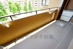 バルコニーは日当たり良好です。お洗濯物も気持ちよく干せそうです。日光浴をしたり、星を眺めたりも良いですね^^