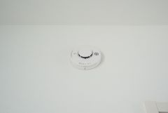 火災発生をいち早く知らせてくれる火災報知器は標準装備です。