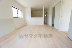 リビングは広々とした設計で、家族が集い、寛ぐ暮らしの空間を演出しています。思い思いの時間を過ごしたり、家族みんなで食事をしたり、素敵な団らんの場になりますね。