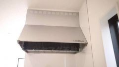 同仕様写真。お手入れが簡単なスリム型レンジフードです。調理により発生する油煙や臭いを吸い込み、屋外へ排気してくれます。