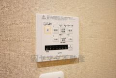 浴室暖房乾燥機付き。天候に左右されず、いつでも好きなときに洗濯物を干せるので、仕事や家事で忙しい方に重宝します。