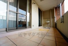 南側に面した大型のバルコニーは日当たり良好です。お洗濯物も気持ちよく干せそうです。日光浴をしたり、星を眺めたりも良いですね^^