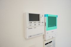 キッチン横からお湯張り、追い炊き、足し湯がボタン一つで楽々操作できる給湯機リモコンです。忙しい夕飯準備の時間帯に重宝しますね。