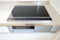 お手入れのしやすいIHクッキングヒーターです。3口コンロなので、効率よくお料理が楽しめます。毎日のお料理も楽しくなりますね＾＾