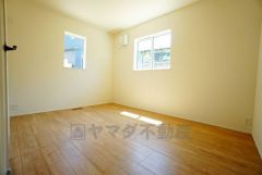 暖かい日差しが差し込む洋室。たっぷり収納できるクローゼット付きでお部屋の中をすっきりと快適に保てます。