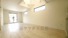 大きな窓のあるリビングは、陽光あふれる明るい空間です。居心地良く、ご家族皆がゆったり寛げる憩いの空間となりそうです。