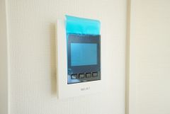 防犯性、セキュリティ対策に安心できるテレビモニター付きインターフォンです。セールスマン対策にもなり安心できます。