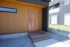 家の顔となる玄関扉がかっこいいと、たくさんの人を招き入れたくなりますね＾＾奥まって設置されており、雨にも濡れにくくなっています。