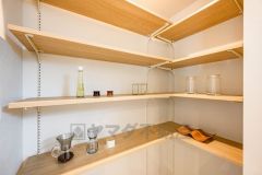 食品や飲料、調理器具を収納できるパントリー付き。週末に買いだめした食料を楽々収納できます。
