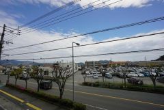 バルコニーからの眺望です。前面に遮るものがなく景色を一望できます。南向きで、日当たりも良好。お洗濯物が良く乾きます。