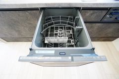 炊事時間を大幅に短縮できる食器洗浄乾燥機付き＾＾食器を洗う手間が減るので家族とのコミュニケーションの時間や自分の時間が増えますね。