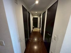 落ち着いた色合いのフローリングが上質な雰囲気を演出します。ゆとりのある動線で各居室へスムーズにアクセスでき、住まい全体のつながりを感じられる設計です。